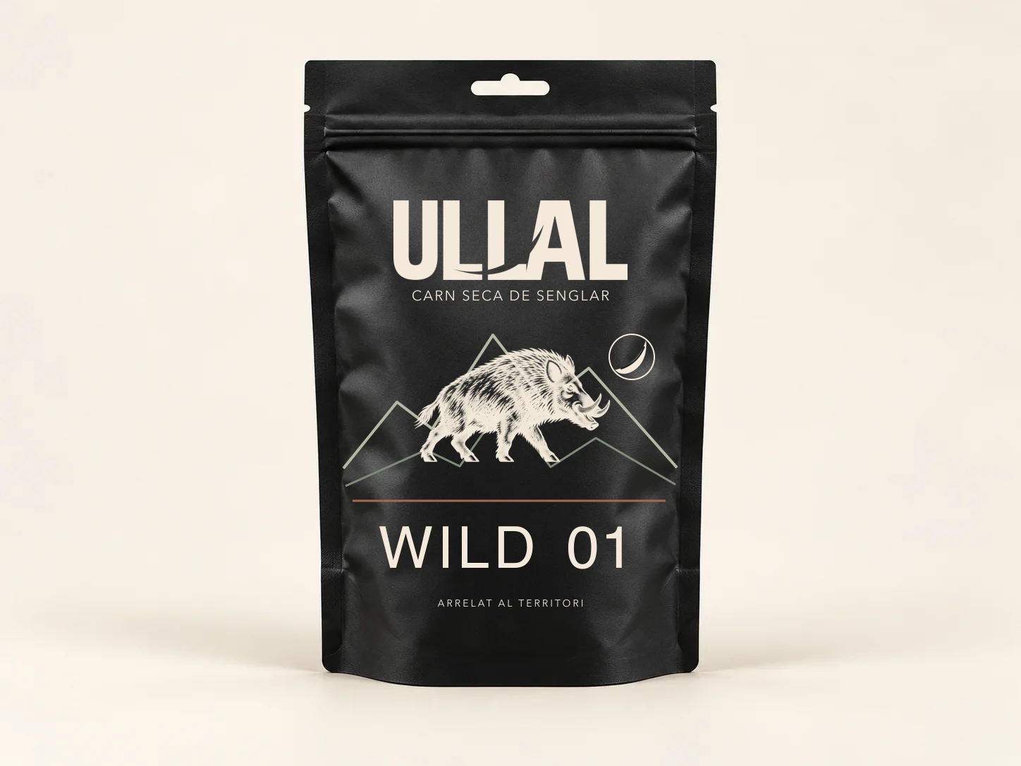 Concepte d’envàs ULLAL WILD, negre, amb il·lustració de senglar i muntanyes.